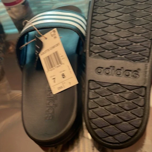 Brand new with tag size 8 women size 7 men unisex flip flops Adidas brand. - Picture 4 of 4